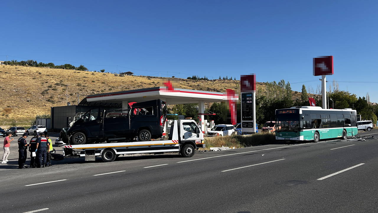 Kayseri-Niğde Karayolunda Minibüs Halk Otobüsüne Arkadan Çarptı: 3 Yaralı