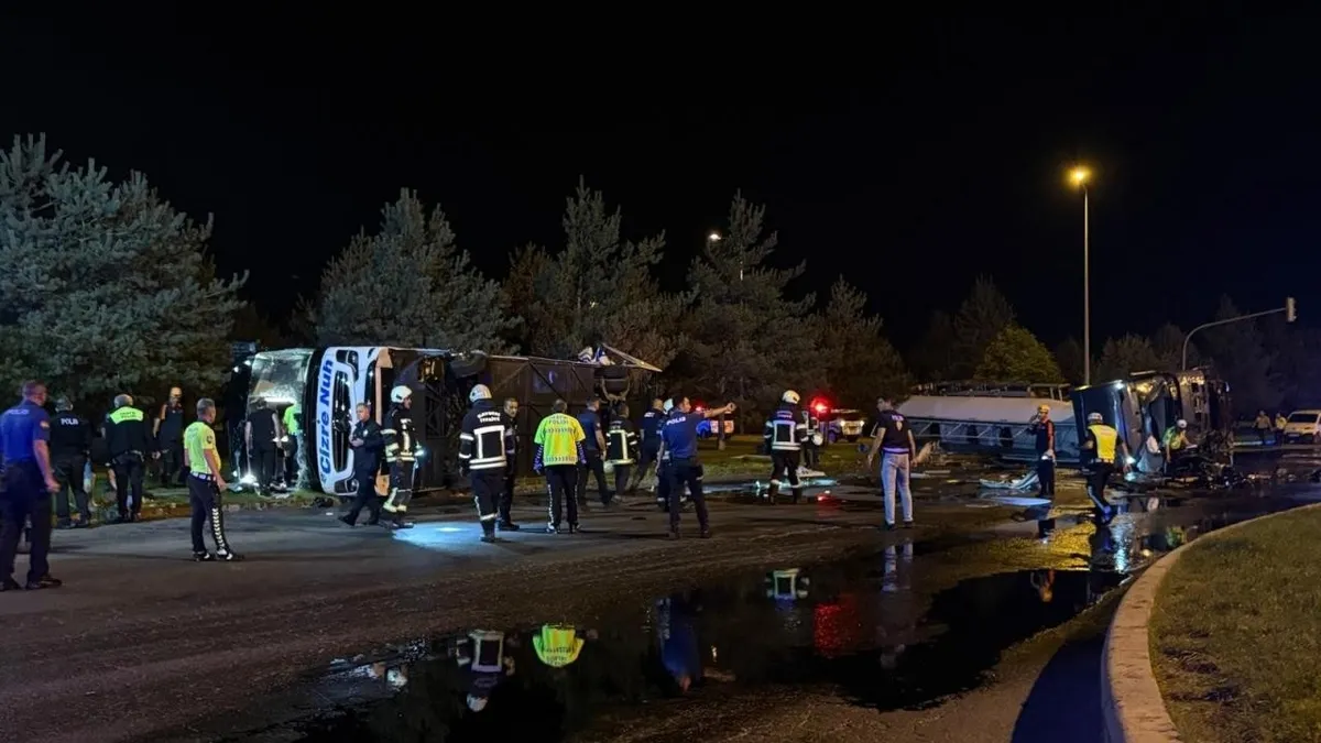 Kayseri'de Otobüs ile Benzin Tankeri Çarpıştı: 35 Yaralı