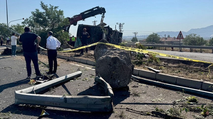 Kayseri'de Otobüs Devrildi: 1 Ölü, 22 Yaralı