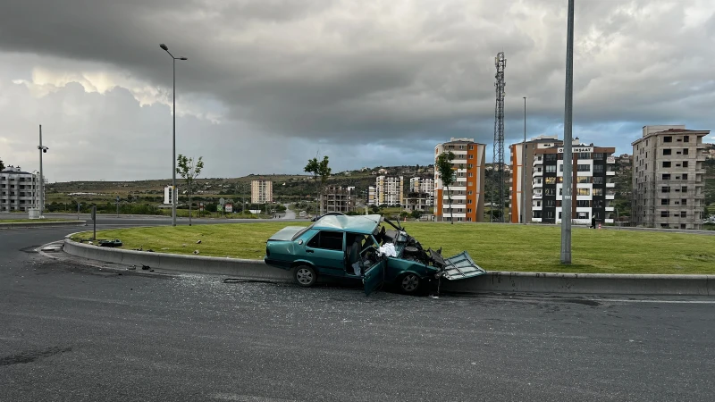 Kayseri'de Otomobil Refüje Çarptı: 4 Yaralı