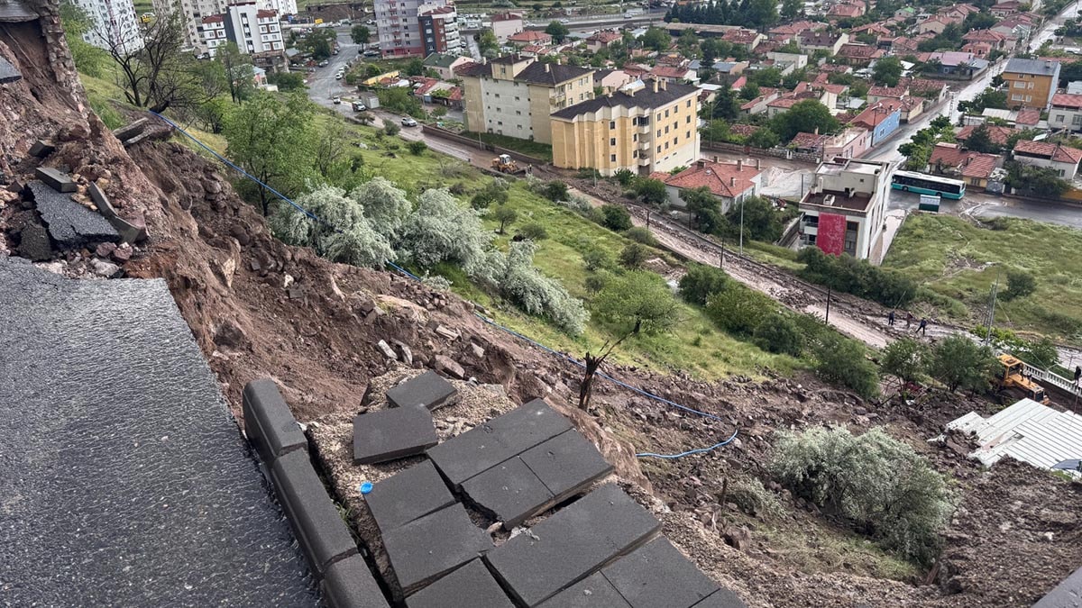 Kayseri'deki sağanakta istinat duvarı çöktü, evler boşaltıldı