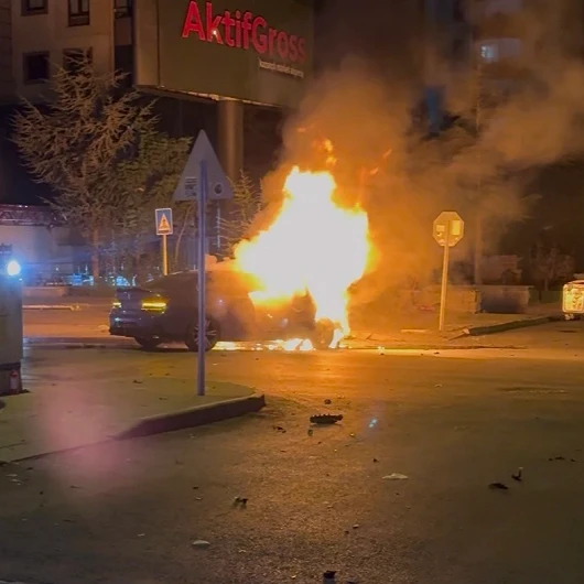 Kayseri'de Kontrolden Çıkan Otomobil Alev Aldı: 1'i Ağır 2 Yaralı
