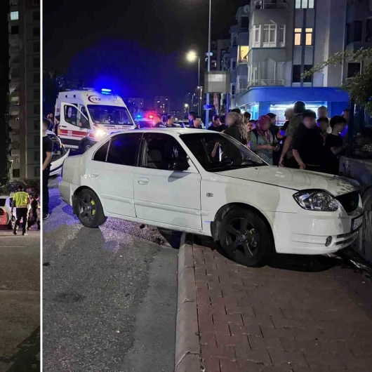 Kayseri'de Ticari Araçla Çarpışan Otomobil Bina Duvarına Çarptı