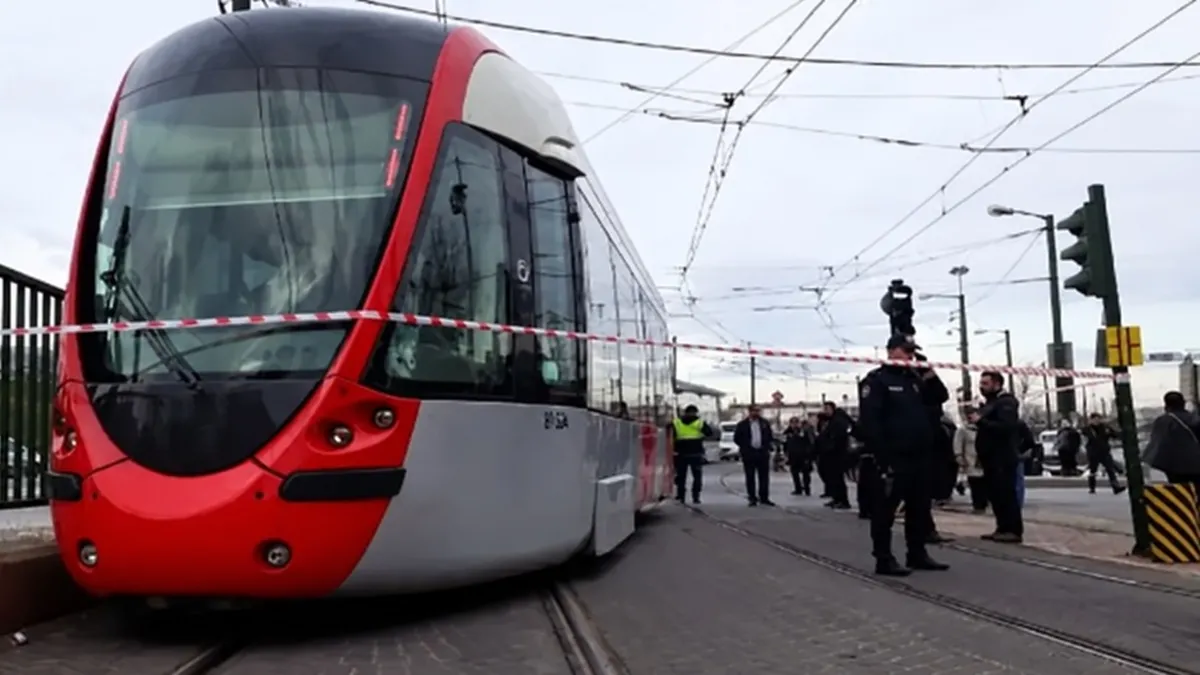 Kayseri'de tramvay durağında korkutan kaza: 68 yaşındaki adam ağır yaralandı