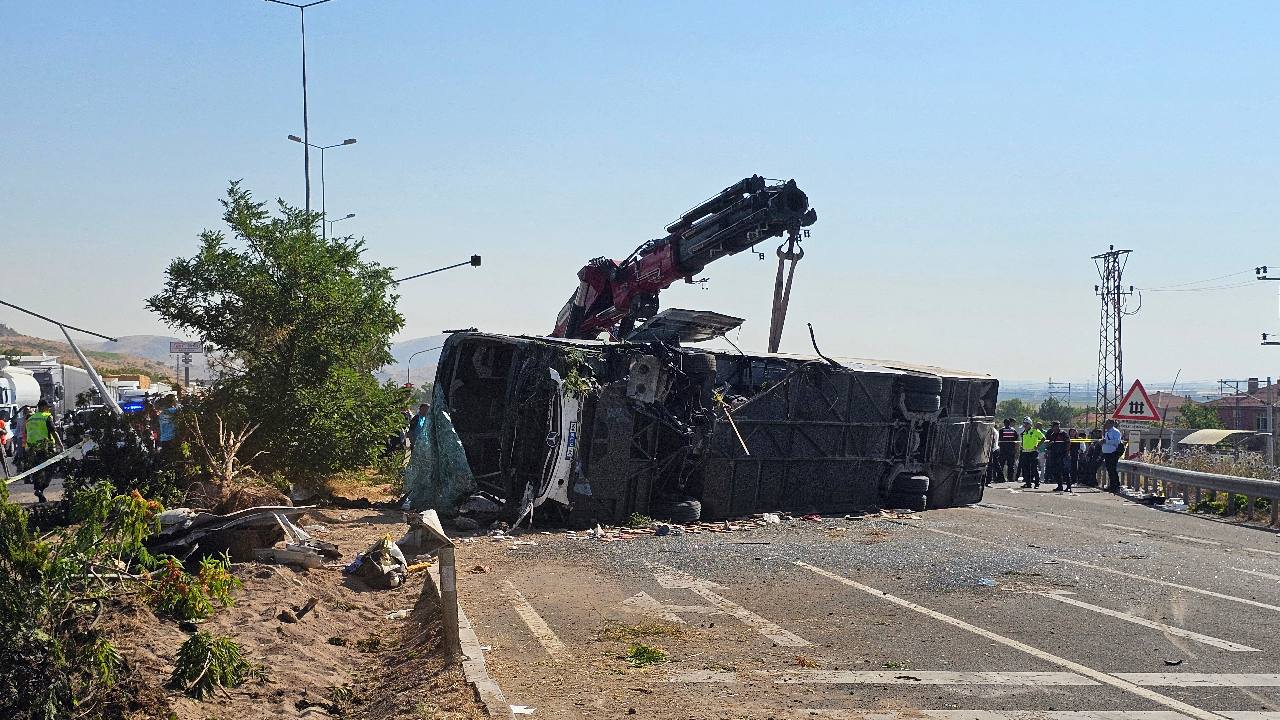 Kayseri'de Yolcu Otobüsü Devrildi: Çok Sayıda Yaralı