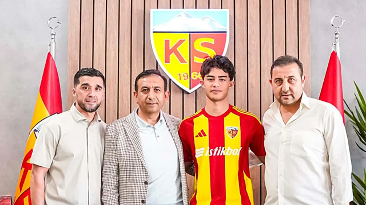 Kayserispor genç yıldızı Kayra Cihan ile 3 yıllık sözleşme imzaladı