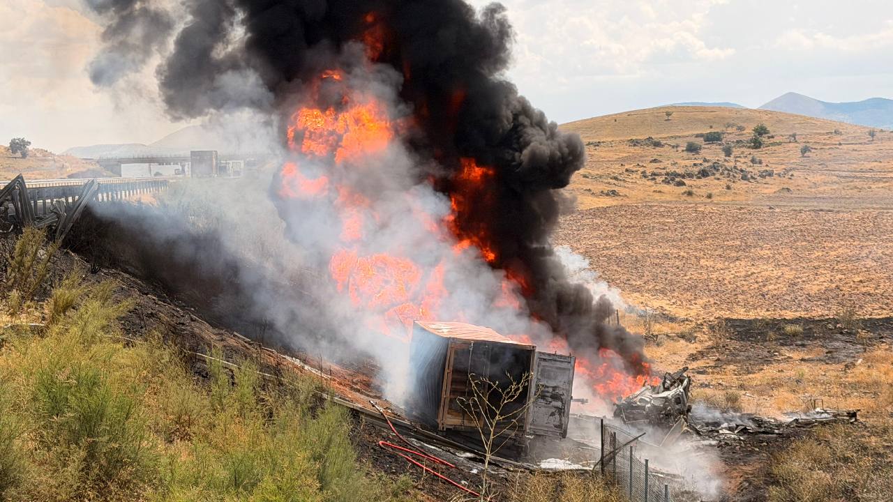 Kaza Yapan Madeni Yağ Yüklü TIR Alev Aldı: Sürücü Hayatını Kaybetti