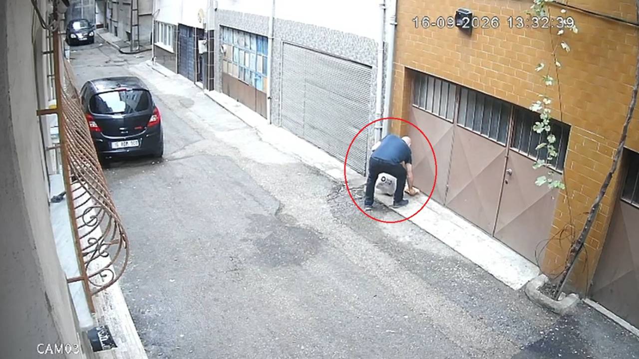 Kedilerin Mama Kaplarını Çöpe Atıp Sularını Döken Şahıslar Kamerada