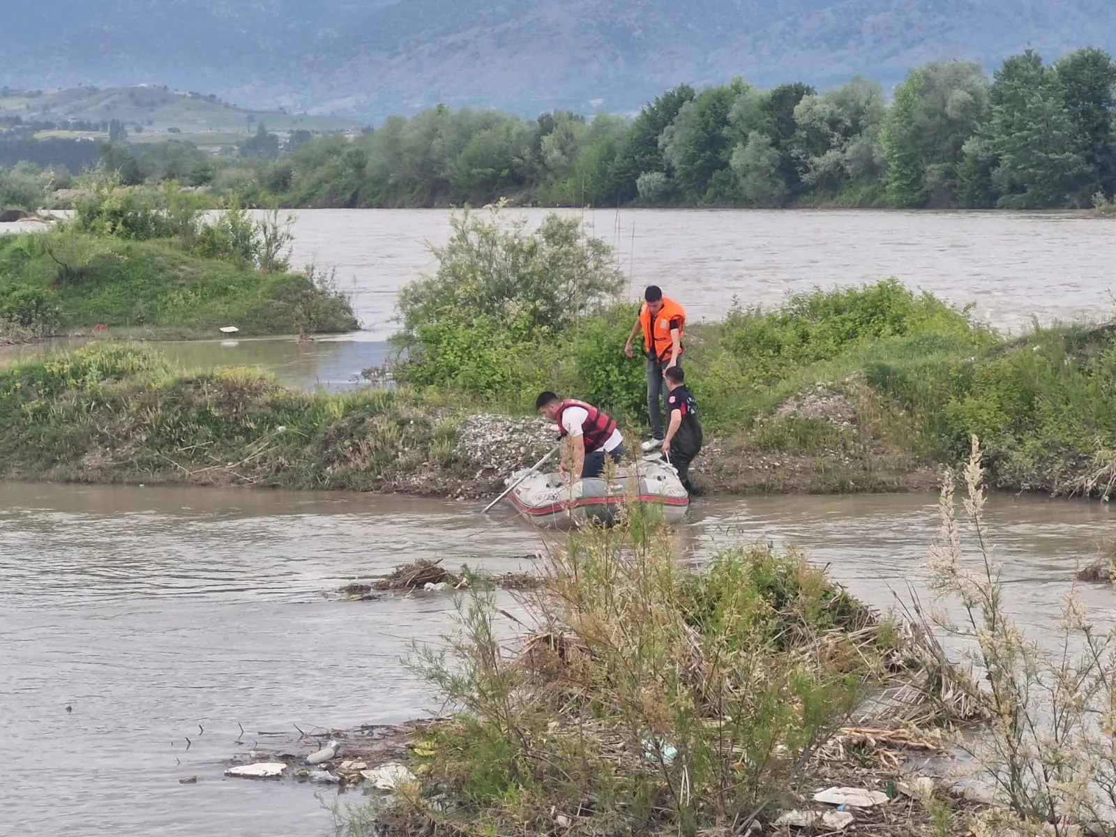 Kelkit Çayı'nda dehşet: 4 kişiden 2'si akıntıya kapıldı