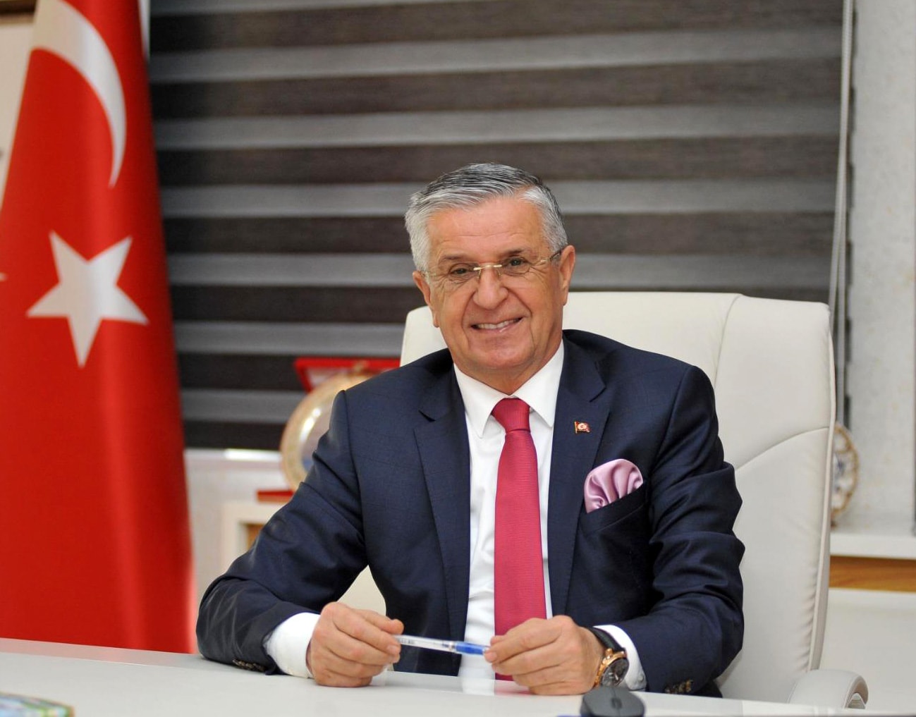 Kemer Belediye Başkanı Topaloğlu, 8 meclis üyesiyle CHP'den istifa etti