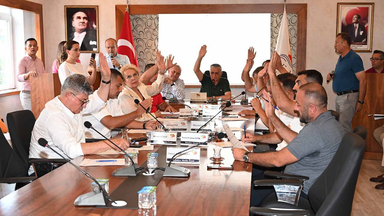 Kemer Belediye Başkanı Topaloğlu ve 8 Meclis Üyesi CHP'den İstifa Etti