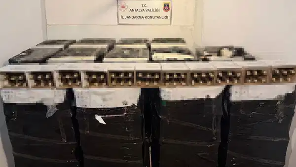 Kemer'de otel deposunda 13 bin litre kaçak şampanya ele geçirildi