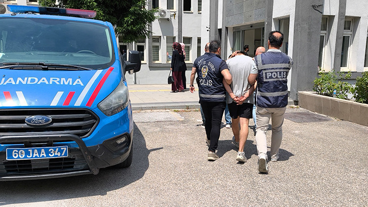 Kendini MİT'çi Olarak Tanıtan Dolandırıcılar Sivas'ta Yakalandı