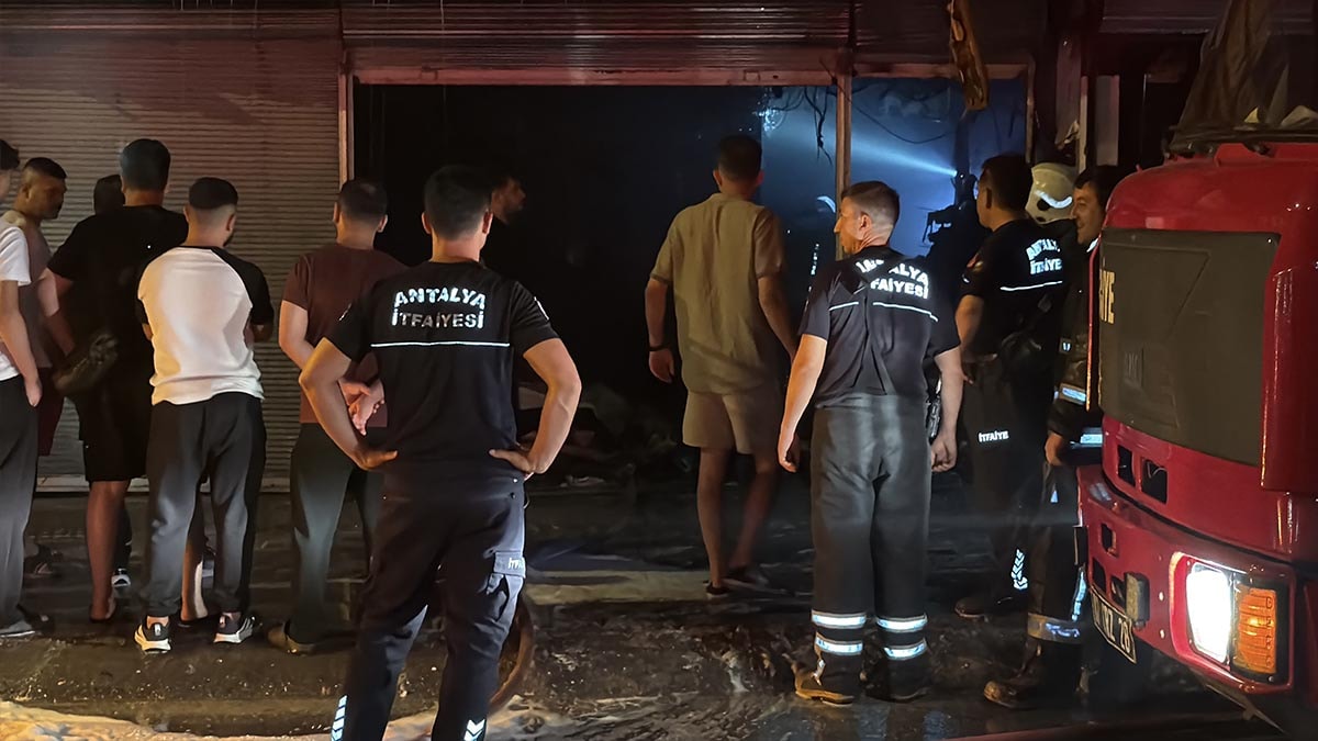 Kepez'de İki İş Yeri Yangında Kullanılmaz Hale Geldi