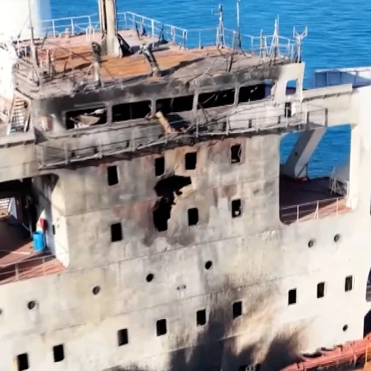 Kerç Boğazı'nda İHA Saldırısına Uğrayan Dev Gemi İstanbul Boğazı'ndan Geçti