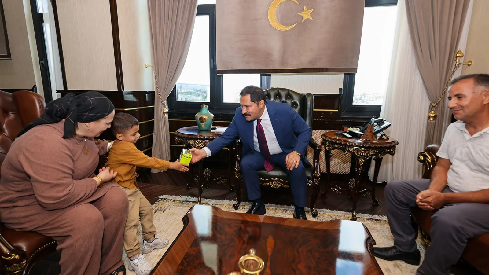 Enkazdan 20 Günlükken Kurtarılan Kerem Bebek, Hatay Valisi Masatlı'yı Ziyaret Etti