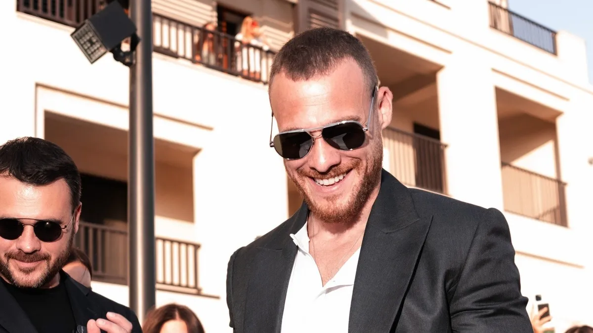 Kerem Bürsin uluslararası yıldızlar arasında: Bakü'de onurlandırıldı