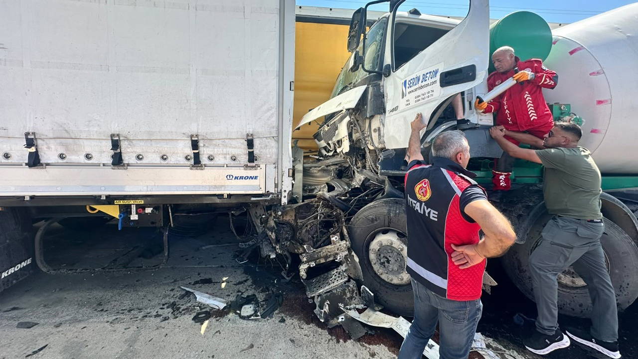 Keşan'da Sürücü Direksiyon Başında Uyudu: Beton Mikseri TIR'lara Çarptı