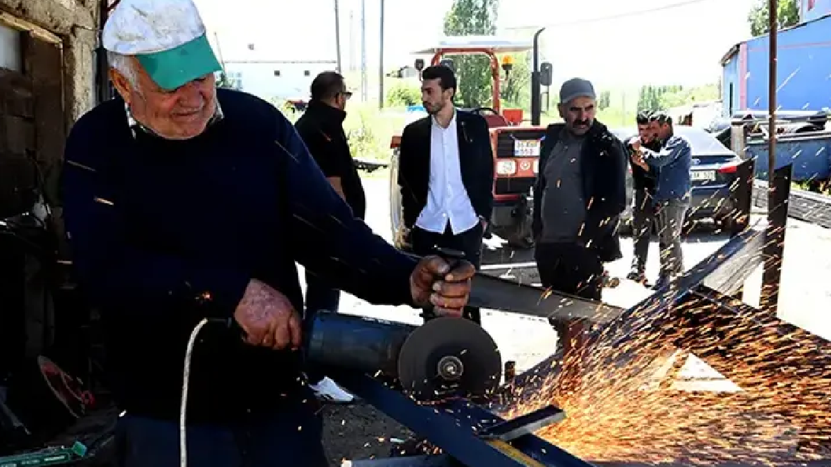 Kıbrıs Gazisi Yaşar Çetinkaya 60 Yıldır Demircilik Yapıyor