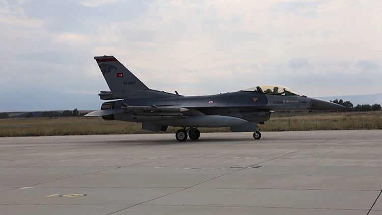 Kıbrıs Güneyinde Türk Hava Kuvvetleri'nden Eğitim Uçuşu