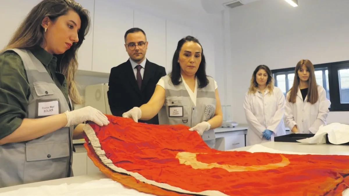 Kıbrıs'ta Şanlı Bayrak Usta Ellerde Yeniden Hayat Buluyor