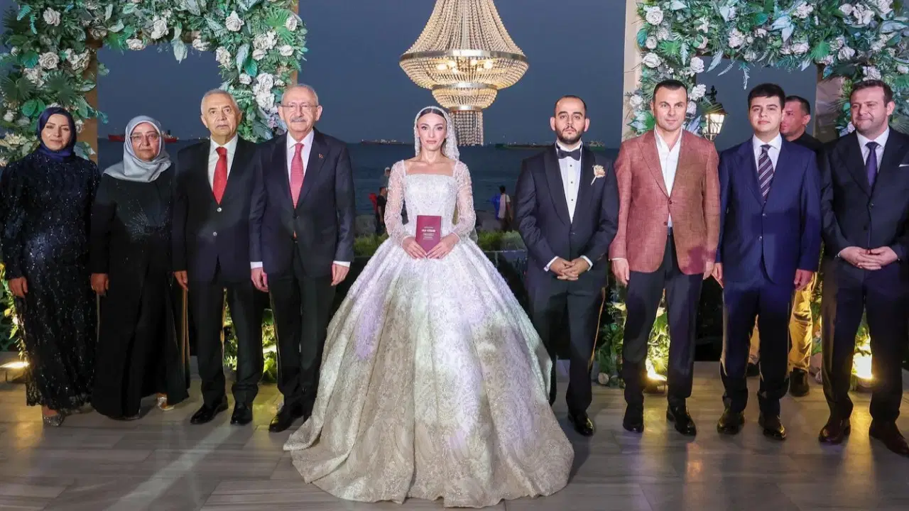 Kılıçdaroğlu ve AKP'li İzsiz'den Ortak Nikah Şahitliği