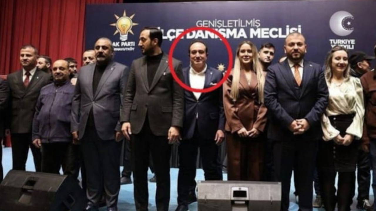 Kılıçdaroğlu'nun Atadığı İlçe Başkanı AKP Rozeti Takmış