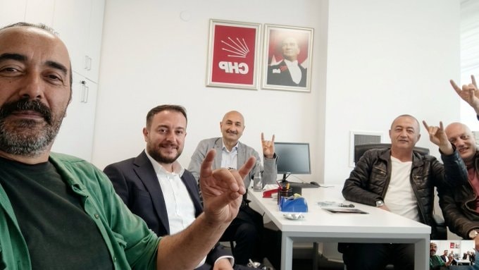 Kılıçdaroğlu'nun danışmanı CHP Genel Merkezi'nde bozkurt işareti yaptı