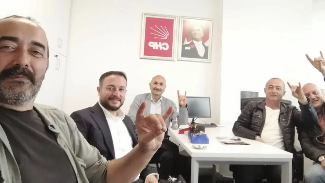 Kılıçdaroğlu'nun danışmanı görevine döndü, bozkurtlu fotoğraf tartışma yarattı