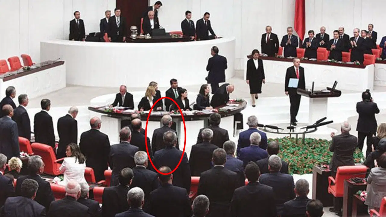 Kılıçdaroğlu 'Erdoğan için ayağa kalkmadım' dedi, eski vekil fotoğrafla yalanladı