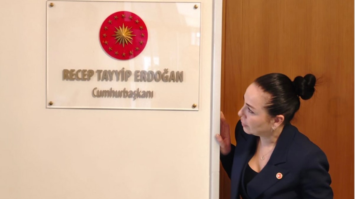 Kılıçdaroğlu'nun Esnaf Ziyaretinde 'Makam Kapısı' Pozu Tartışma Yarattı