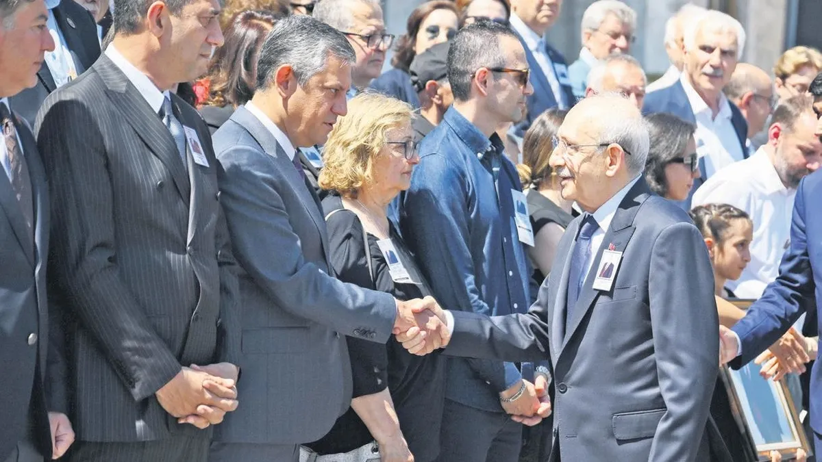 Kılıçdaroğlu ve Özgür Özel tokalaştı ama konuşmadı
