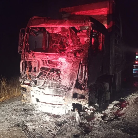 Kilis'te Nargile Kömürü Yüklü Tır Alev Aldı