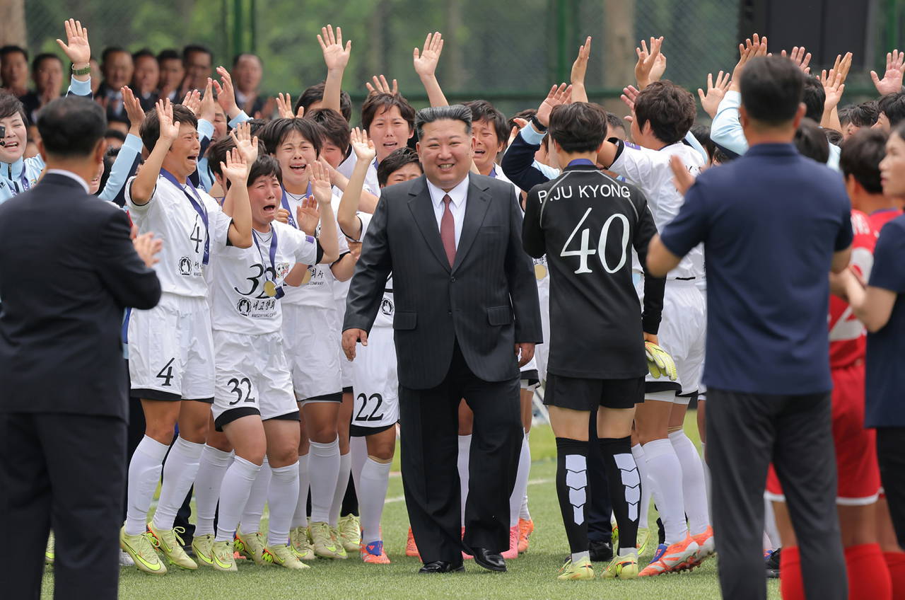 Kim Jong-un'dan şampiyon kadın futbolculara özel karşılama