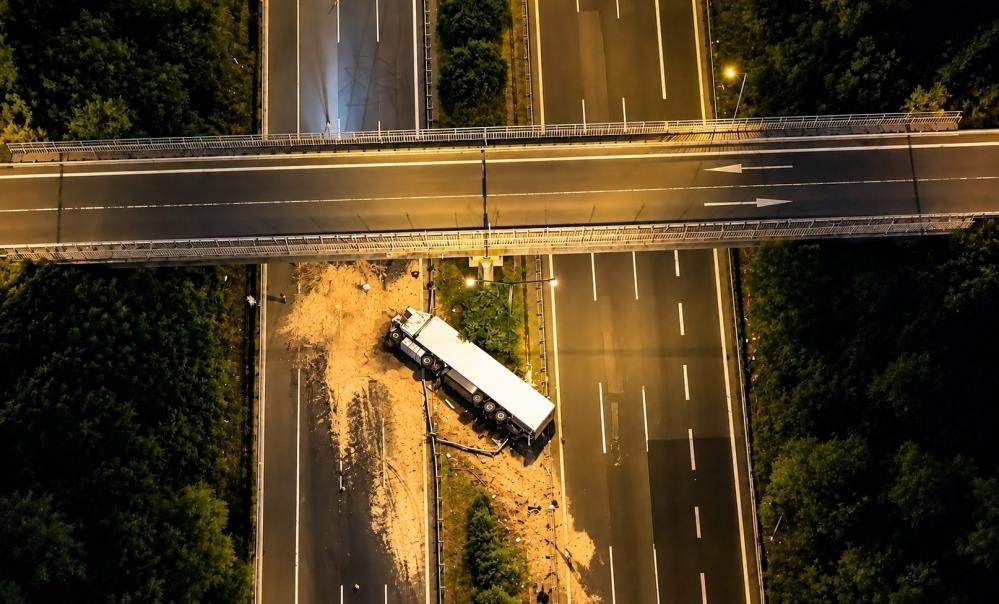 Kimyasal Yüklü TIR Düzce'de Devrildi: Otoyol Trafiğe Kapatıldı