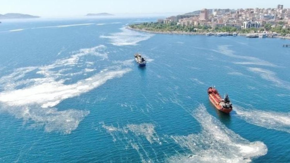 Kınalıada açıklarında makine arızası yapan tekne kurtarıldı