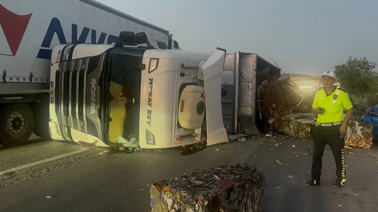 Kırıkkale'de hurda yüklü TIR devrildi: Sürücü yaralandı