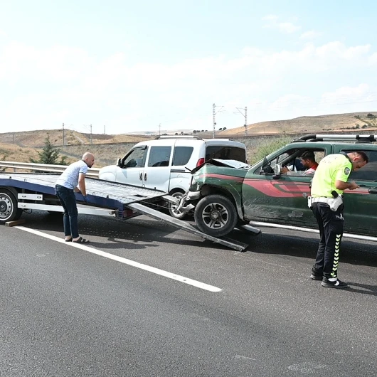 Kırıkkale'de Kamyonet ile Hafif Ticari Araç Çarpıştı: 5 Yaralı