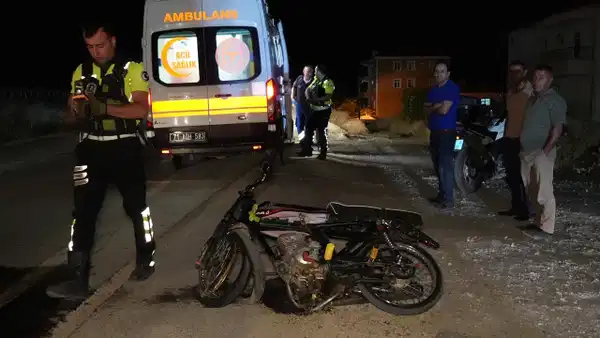 Kırıkkale'de motosiklet trafik levhasına çarptı: 1'i ağır 2 yaralı