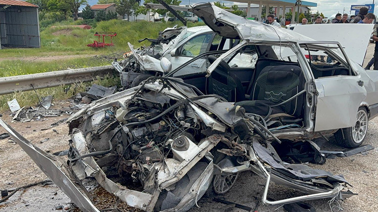 Kırıkkale'de iki otomobil çarpıştı: 2 ölü, 7 yaralı