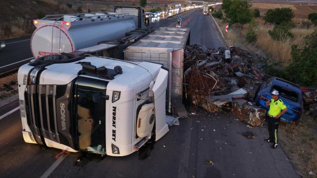 Kırıkkale'de tır devrildi: Otomobil son anda kurtuldu