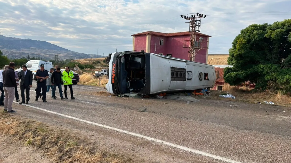 Kırıkkale'de yolcu otobüsü devrildi: 1 ölü, 40 yaralı