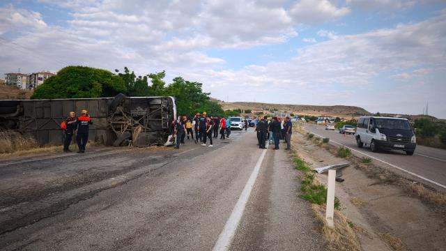 Kırıkkale'de yolcu otobüsü devrildi: 41 yaralı