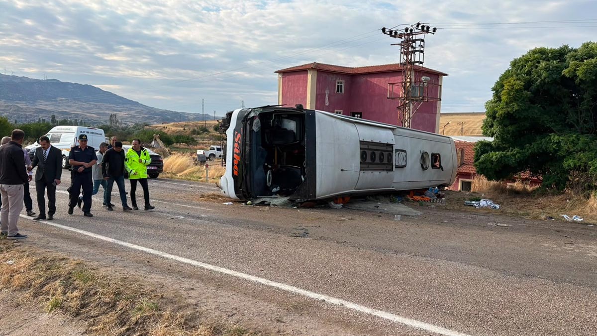 Kırıkkale'de yolcu otobüsü devrildi: 41 yaralı
