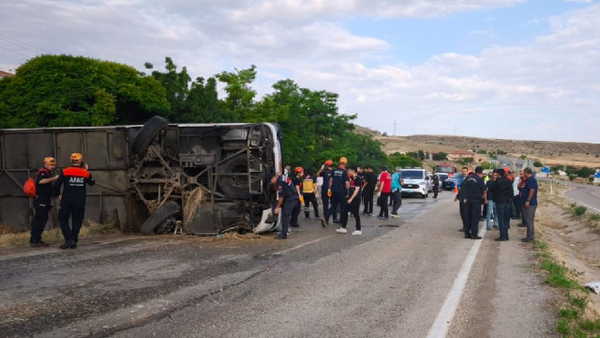 Kırıkkale'de yolcu otobüsü devrildi: 41 yaralı, şoför gözaltında