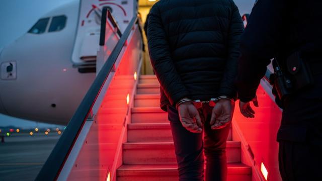 Kırmızı Bültenle Aranan 76 Suçlu Türkiye'ye Getirildi