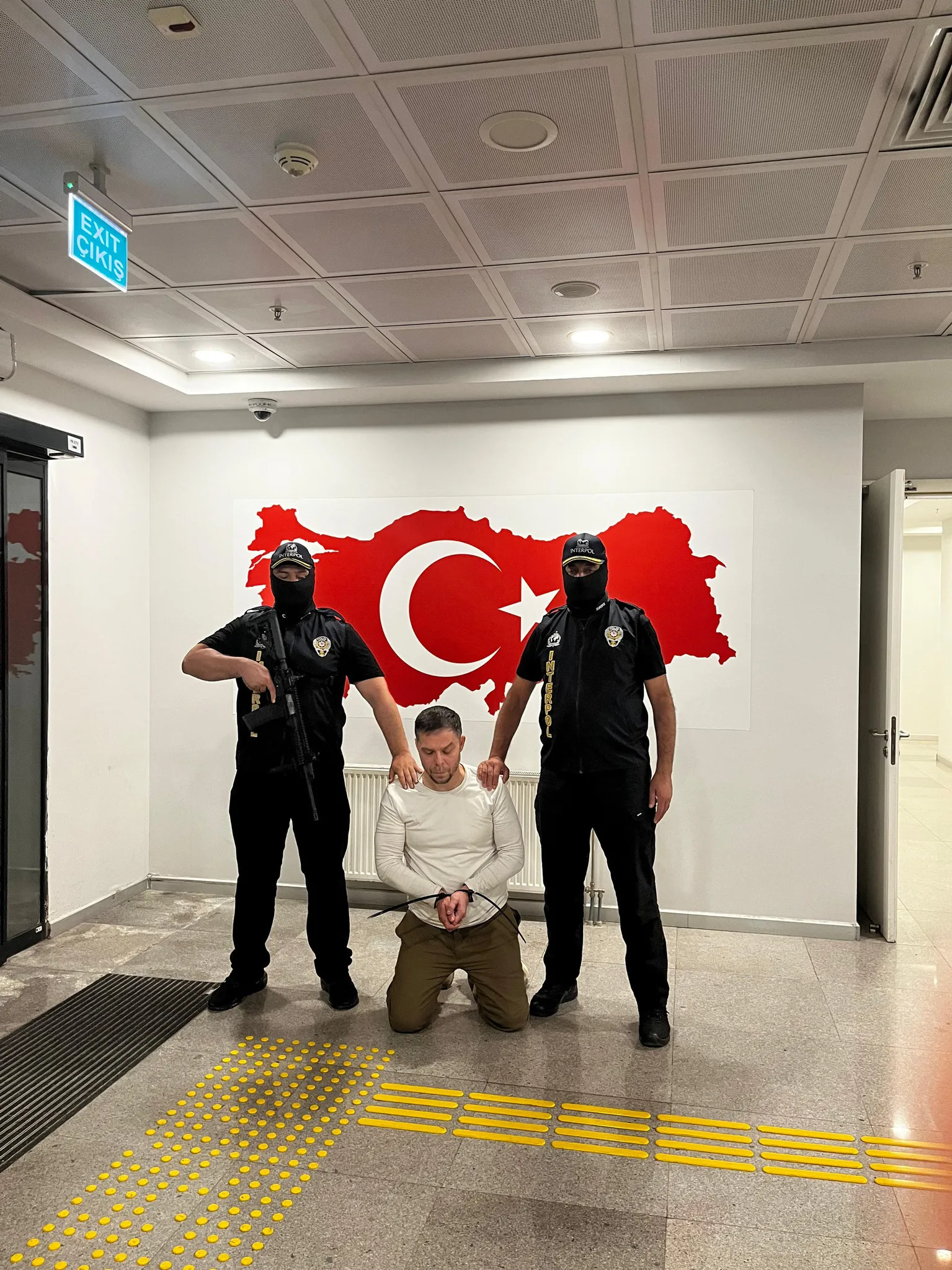 Kırmızı bültenli suçlular tek tek getiriliyor! 1,5 ayda 12 ülkeden 51 iade