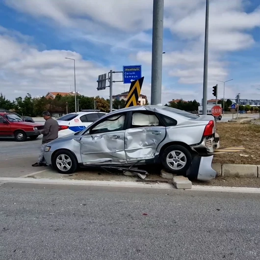 Kırmızı Işıkta Durmayan Kamyon İki Otomobile Çarptı: Ehliyetine 2 Ay El Konuldu