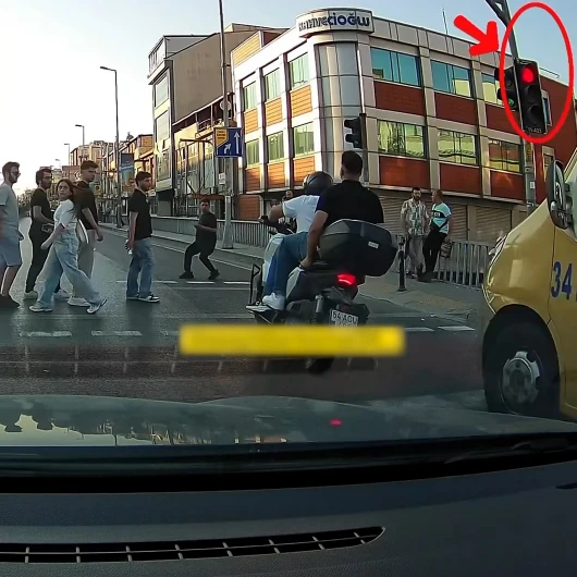 Kırmızı Işıkta Yayaların Arasına Dalan Motosiklet Sürücüsü Kamerada