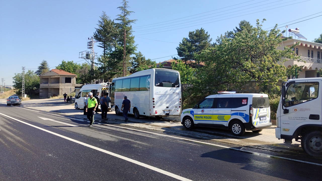 Kırşehir'de işçi servisi kazası: 17 yaralı
